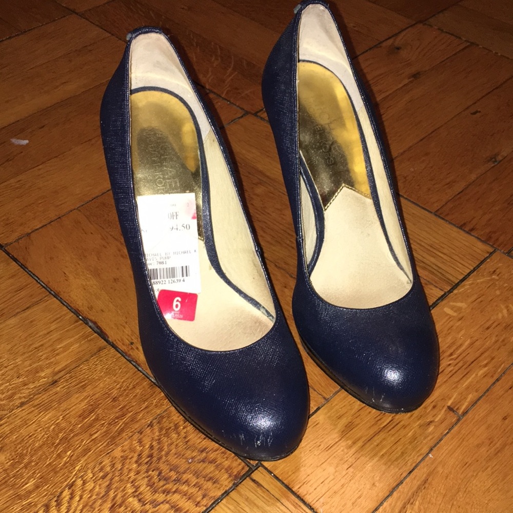 Navy Michael Kors pump